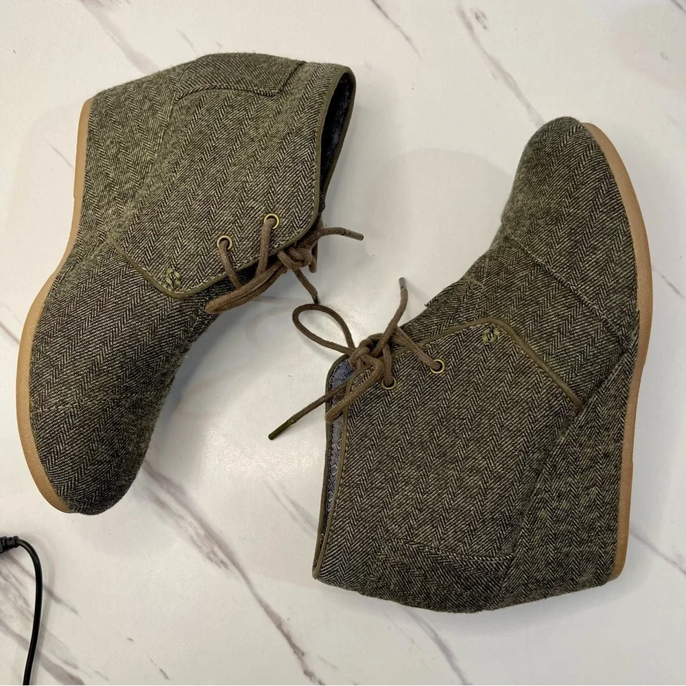TOMS Booties Size 8 Women's Desert Wedge Lace Up In Olive Herringbone
